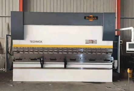 M&aacute;quina dobradeira de controle num&eacute;rico